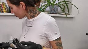 artistic video: En tatovør uden undertøj! Betalt med se!for en tatovering!