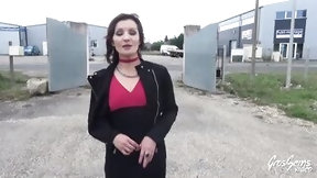 french in gangbang video: Eloïse aide Fabienne à se faire défoncer par tous les