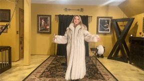 fur video: Buy Your Lady A Luxurious Fur Coat (SD)