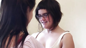 australian video: Amateur lesbian fingered