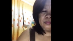 thai handjob video: Filipino Granny showing her delites on cam